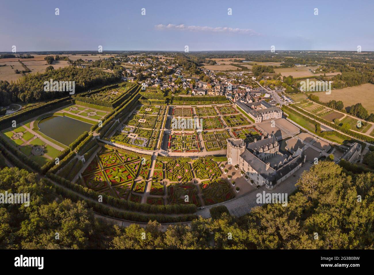 FRANCE - VAL DE LOIRE - INDRE ET LOIRE (37) - CHÂTEAU DE VILLANDRY ET SES JARDINS : VUE AÉRIENNE DU NORD-EST. EN BAS À DROITE, LE CAS RENAISSANCE Banque D'Images