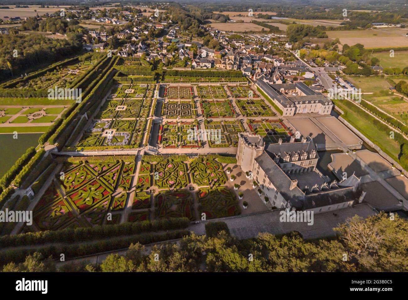 FRANCE - VAL DE LOIRE - INDRE ET LOIRE (37) - CHÂTEAU DE VILLANDRY ET SES JARDINS : VUE AÉRIENNE DU NORD-EST. EN BAS À DROITE, LE CAS RENAISSANCE Banque D'Images