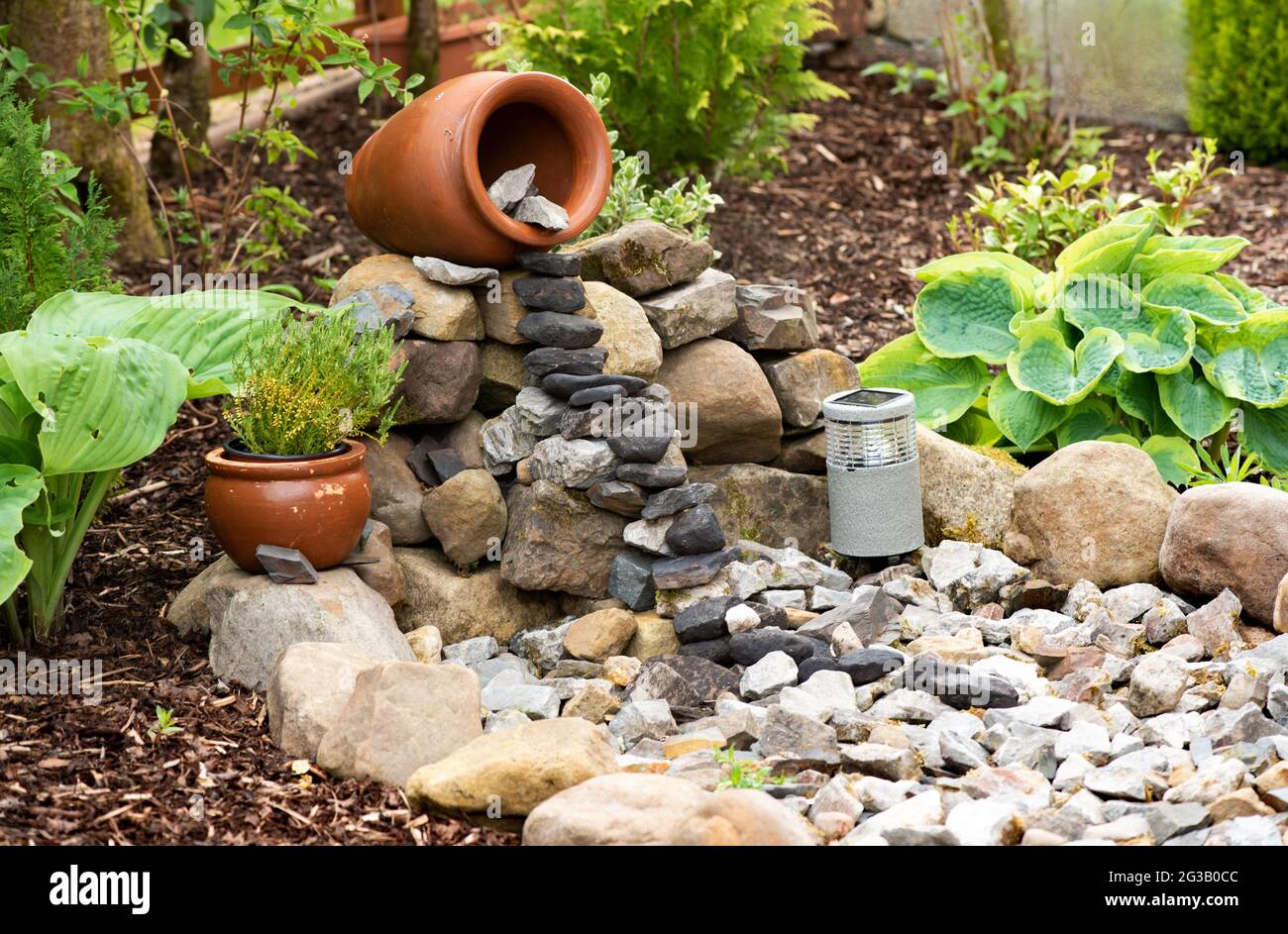 Intérieur extérieur dans le jardin, vase en céramique fontaine Banque D'Images