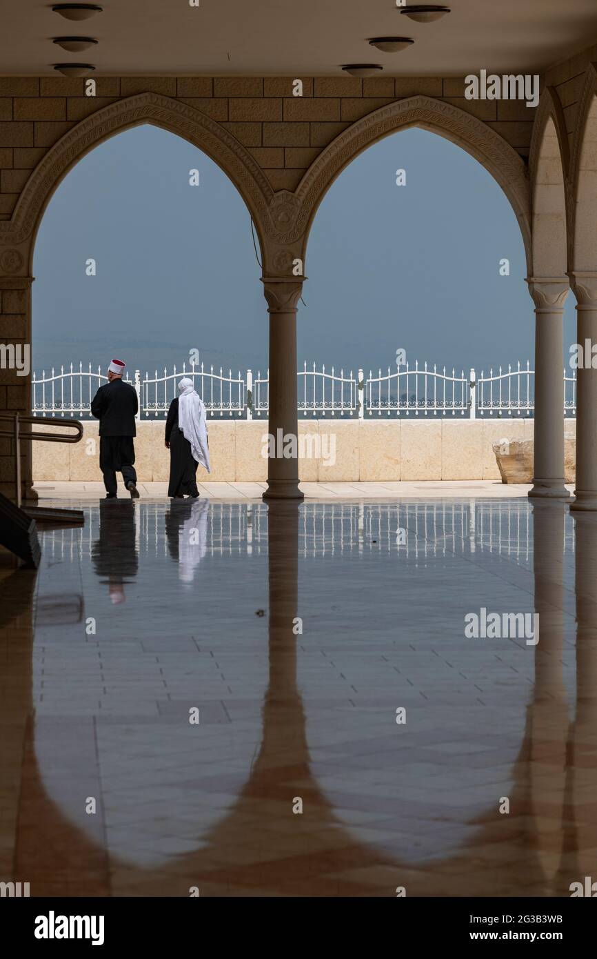 Un couple druze marche dans le complexe du célèbre sanctuaire/tombeau Nabi Shuʿayb ou Nabi Shuaib situé près de Kfar Zeitim, Moshav Arbel. Israël Banque D'Images