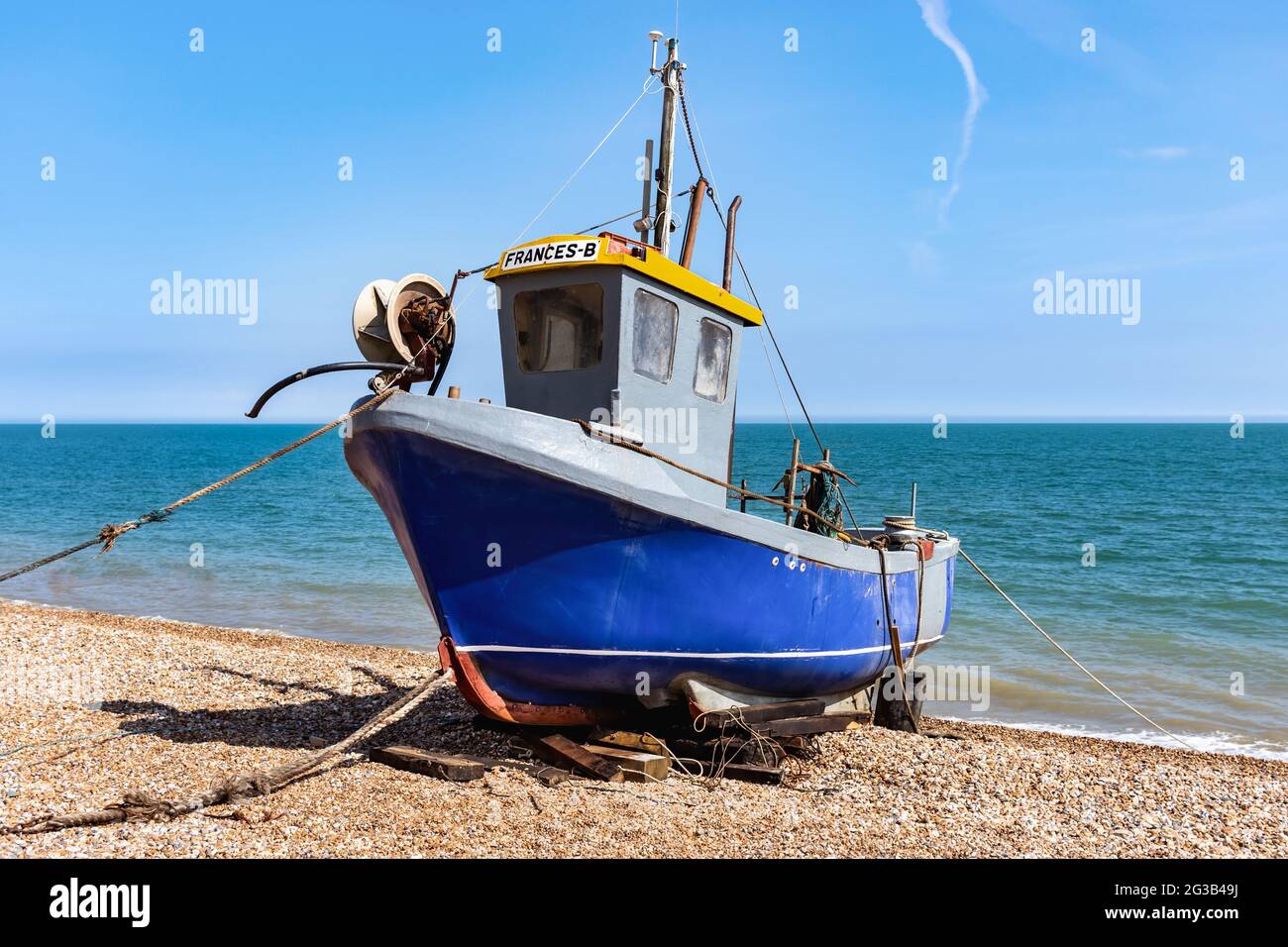 Le Frances B un petit bateau de pêche traditionnel bleu amarré sur une plage de galets au bord de la mer, pris à Hythe Kent UK, le 13th juillet 2021 Banque D'Images