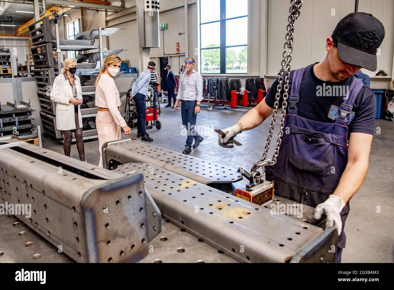 Nieuwkuijk, pays-Bas. 15 juin 2021. La reine Maxima visite Veluw Metal Creations lors d'une visite de travail. Veluw Metal Creations, qui emploie 110 personnes, traite les tôles de fer, d'aluminium et d'acier inoxydable. La société produit des pièces pour machines et véhicules dans tous les secteurs, intérieurs de magasins et le monde médical. Nieuwkuijk, pays-Bas, le 15 juin 2021. Photo de Robin Utrecht/ABACAPRESS.COM crédit: Abaca Press/Alay Live News Banque D'Images
