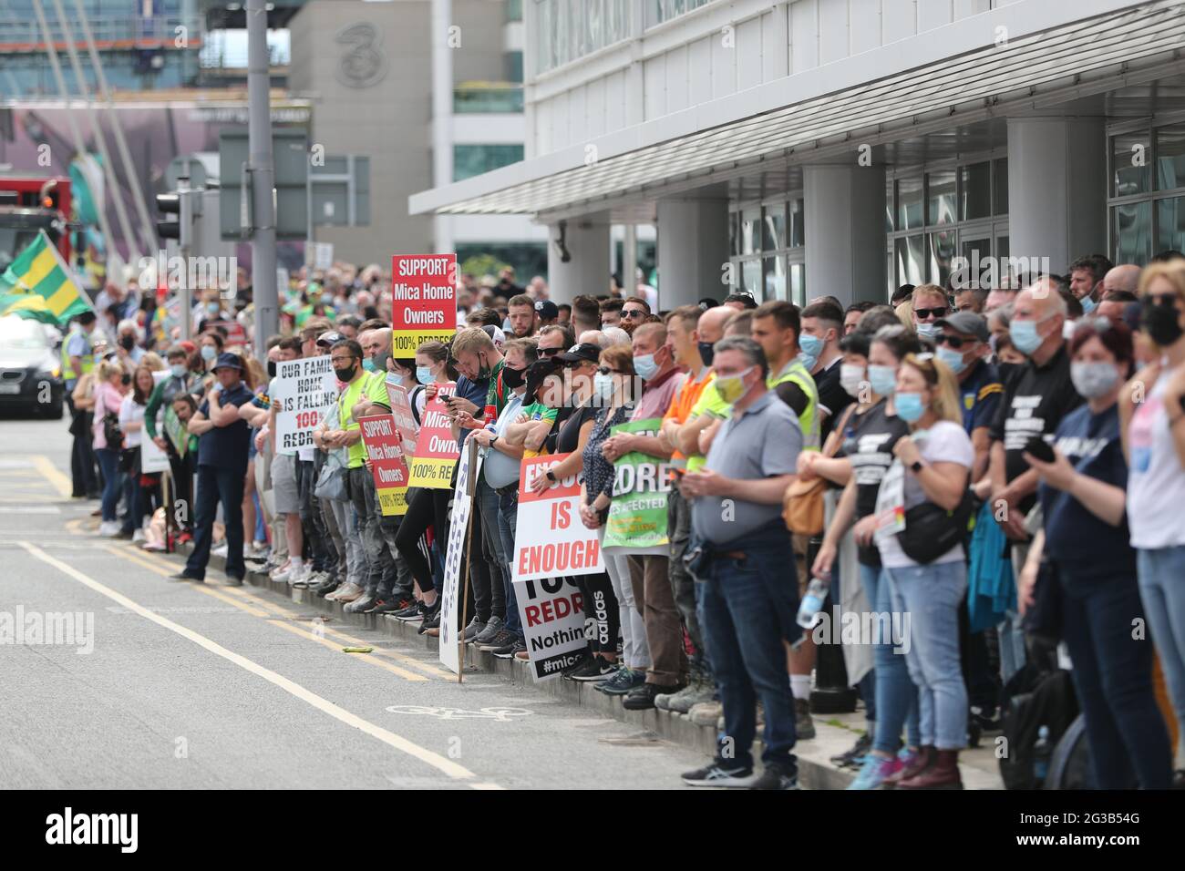 Des manifestants au bord de la route lors d'une manifestation à Dublin demandent un plan de réparation de 100 % pour les maisons et les propriétés touchées par des briques contaminées par du mica. Date de la photo: Mardi 15 juin 2021. Banque D'Images