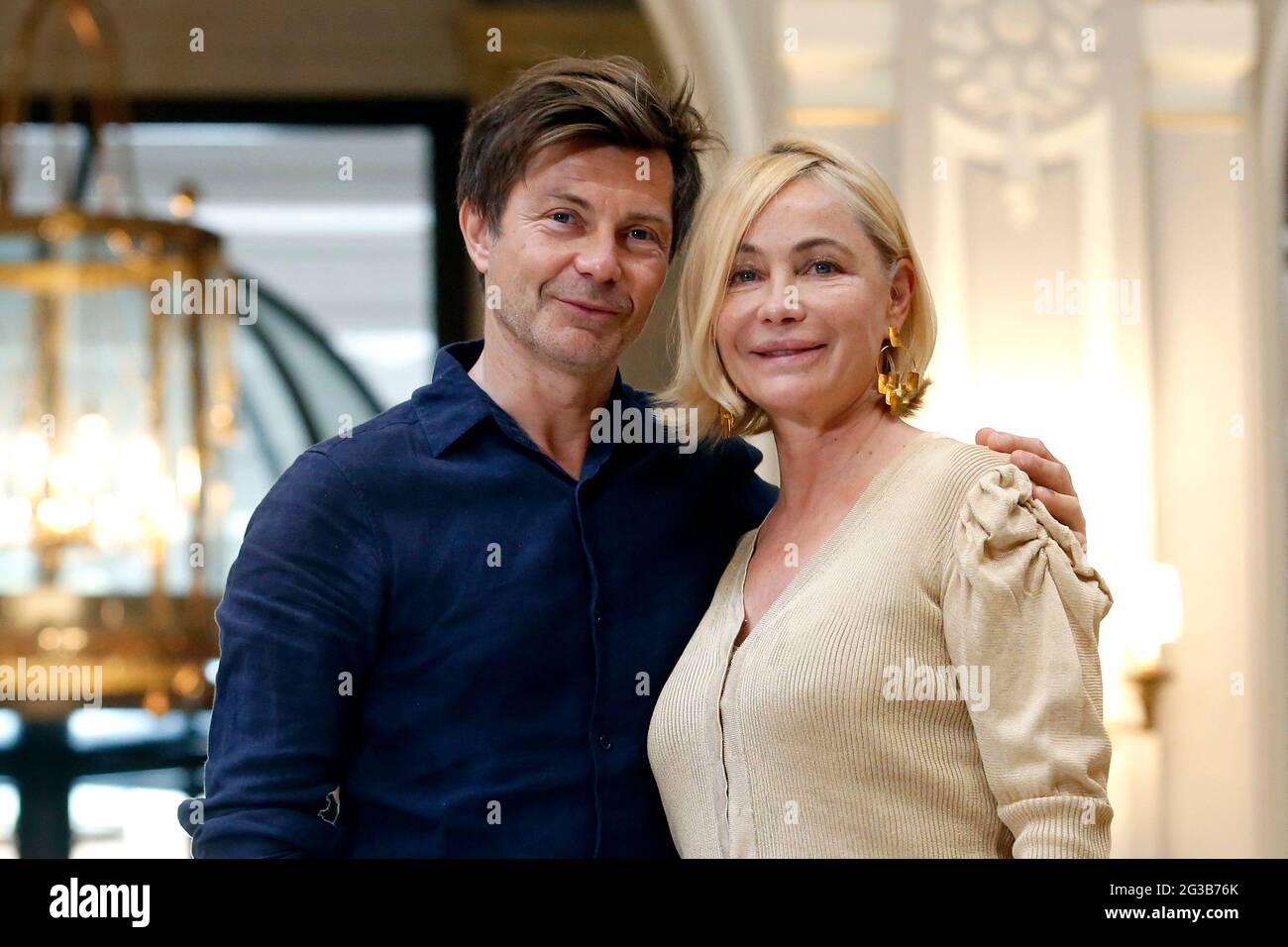 Rome, Italie. 14 juin 2021. L'actrice française Emmanuelle Beart et le réalisateur Ludovic Bergery posent pour les photographes pendant la photo du film Rome Photocall du film UN coeur en hiver, titre original un cœur en hiver à l'hôtel St Regis. Rome (Italie), 14 juin 2021 photo Samantha Zucchi Insidefoto crédit: Insidefoto srl/Alay Live News Banque D'Images