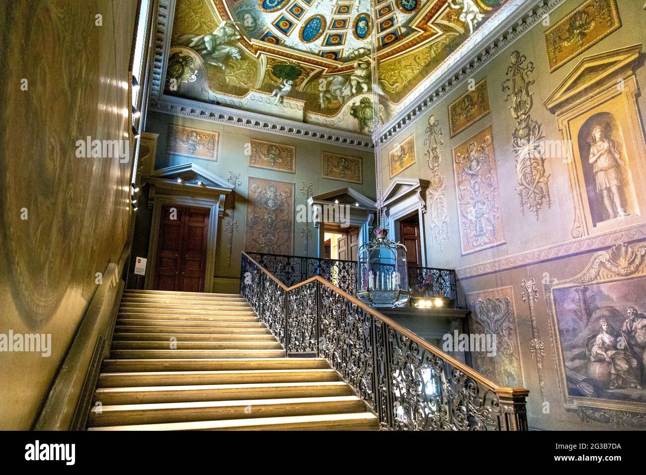 L’escalier de la Reine avec plafond peint par William Kent et balustrade par Jean Tijou au palais de Hampton court, Richmond, Londres, Royaume-Uni Banque D'Images