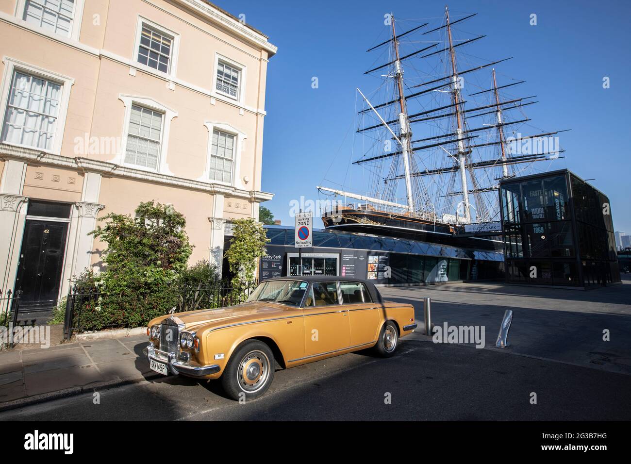 Une automobile Rolls Royce se trouve à l'extérieur d'une maison en terrasse sur King William Walk avec le Cutty Sark en arrière-plan, Greenwich, sud-est de Londres, Angleterre Banque D'Images