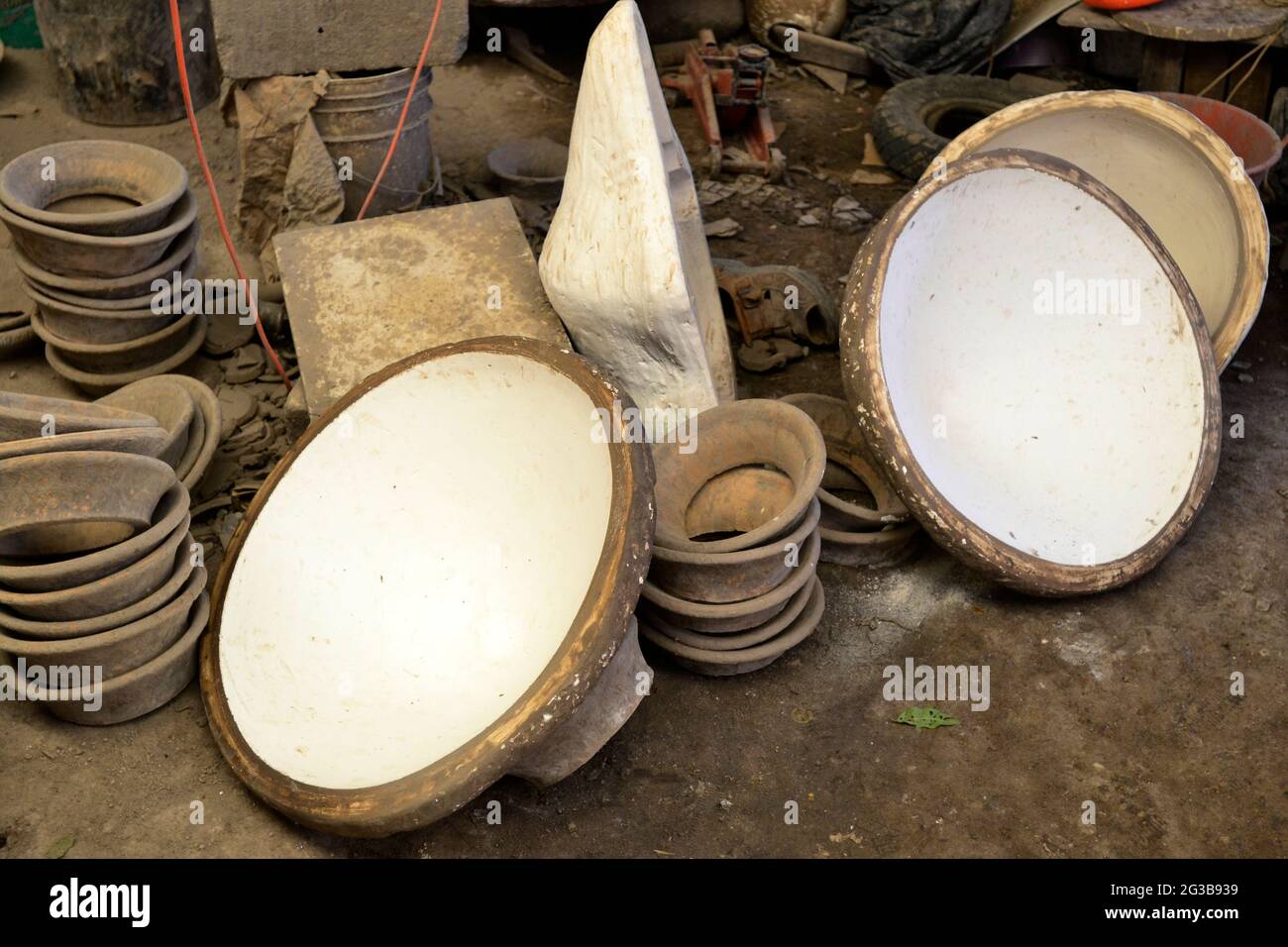 MEXICO, MEXIQUE - 15 JUIN 2021: Les moules de plâtre sont mis à sécher après les avoir utilisés pour la production d'un morceau d'argile pendant la production des figures d'argile à l'atelier le 15 juin 2021 à Mexico, Mexique. Crédit : Groupe EYEPIX/Alamy Live News Banque D'Images