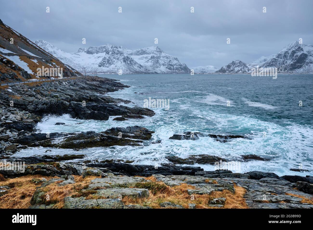Mer de Norvège vagues sur côte rocheuse de îles Lofoten, Norvège Banque D'Images