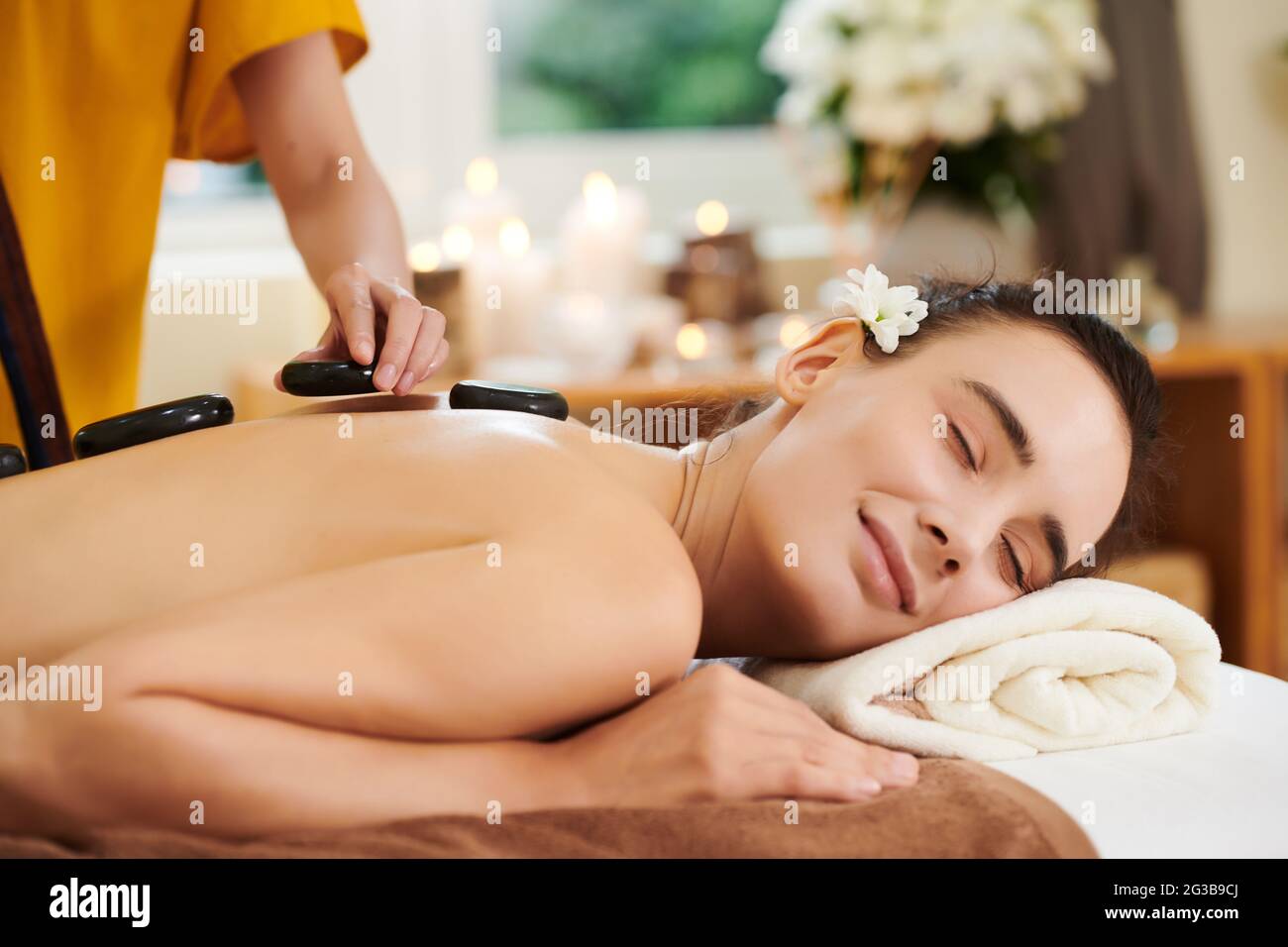 Jeune belle femme se détendant pendant un soin spa dans le salon de spa Banque D'Images