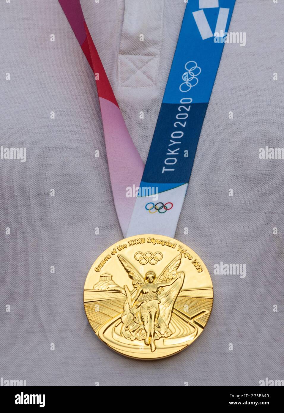 17 avril 2021 Tokyo, Japon. Médaille d'or des XXXII Jeux Olympiques d'été à Tokyo sur la poitrine de l'athlète. Banque D'Images