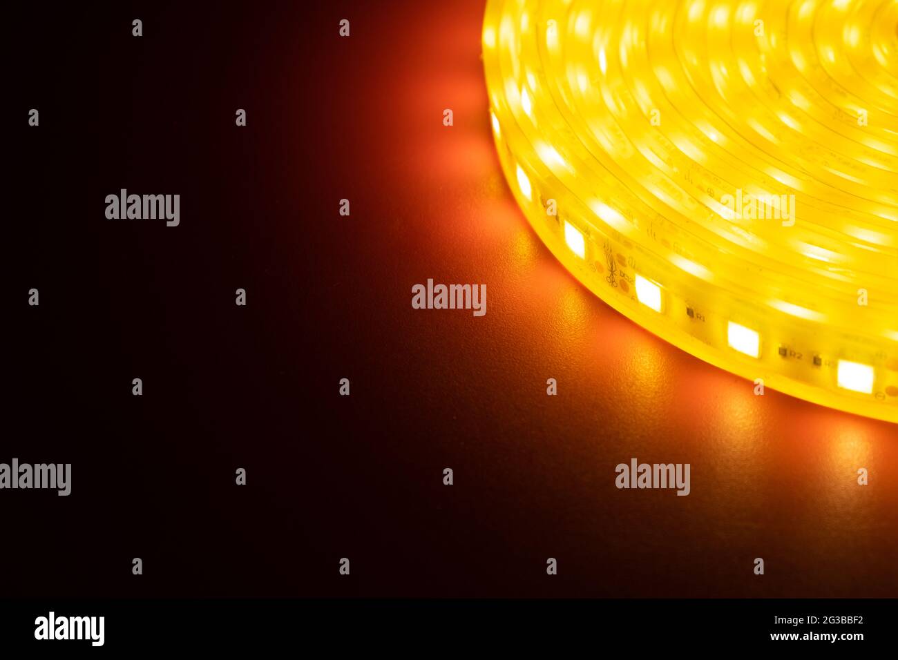 Un rouleau de ruban décoratif pour LED, un espace de copie pour barrette de diodes de bobine. Banque D'Images