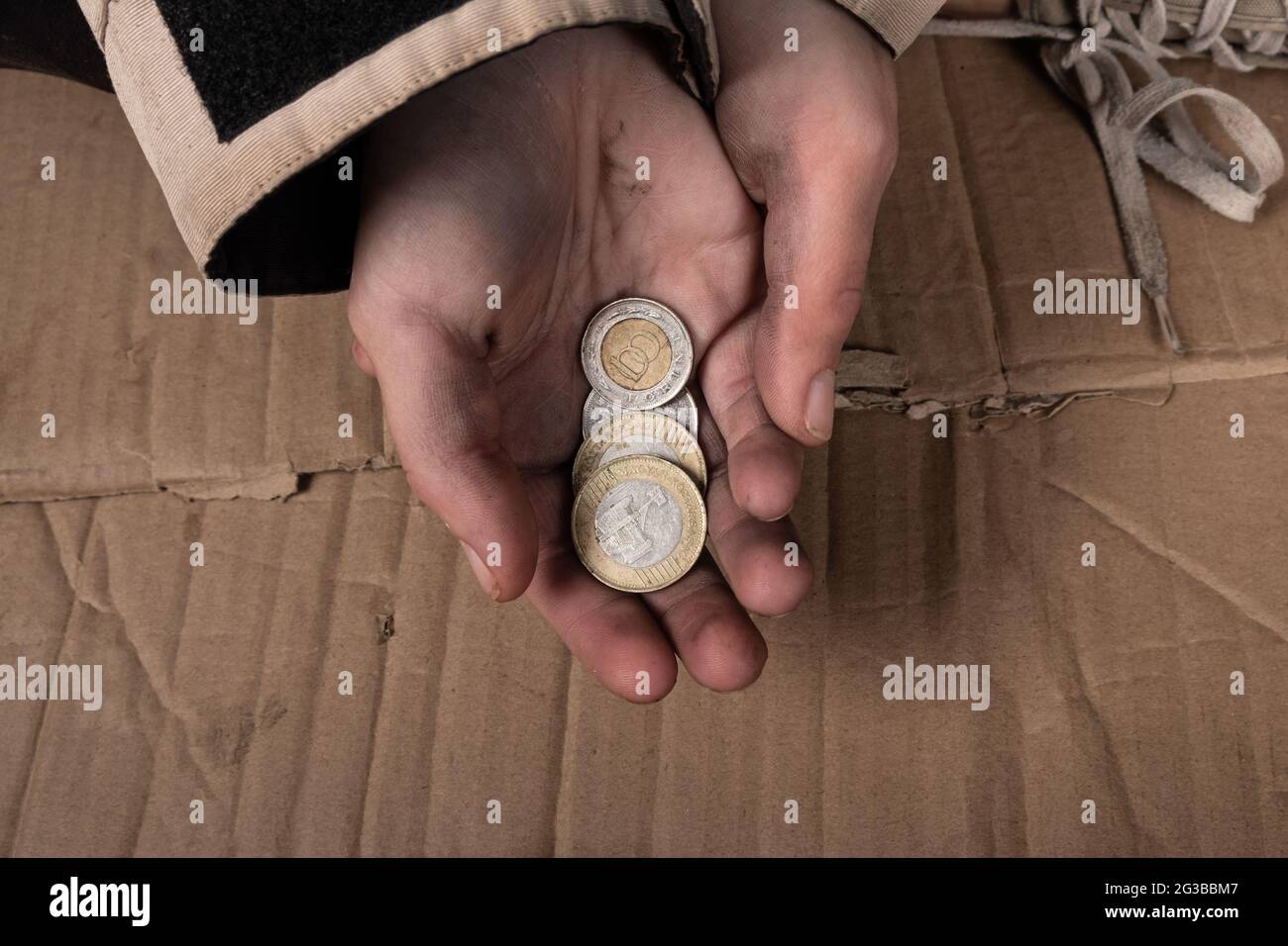 Donner des pièces de monnaie aux pauvres, faire de bonnes actions, faire des dons. Banque D'Images