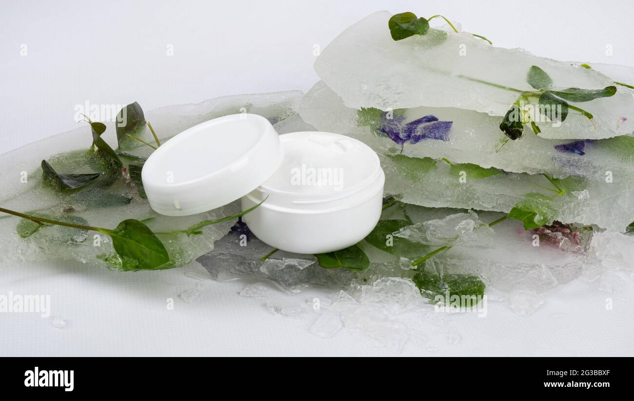 crème avec un effet de refroidissement, soin de la peau cosmétique. Banque D'Images