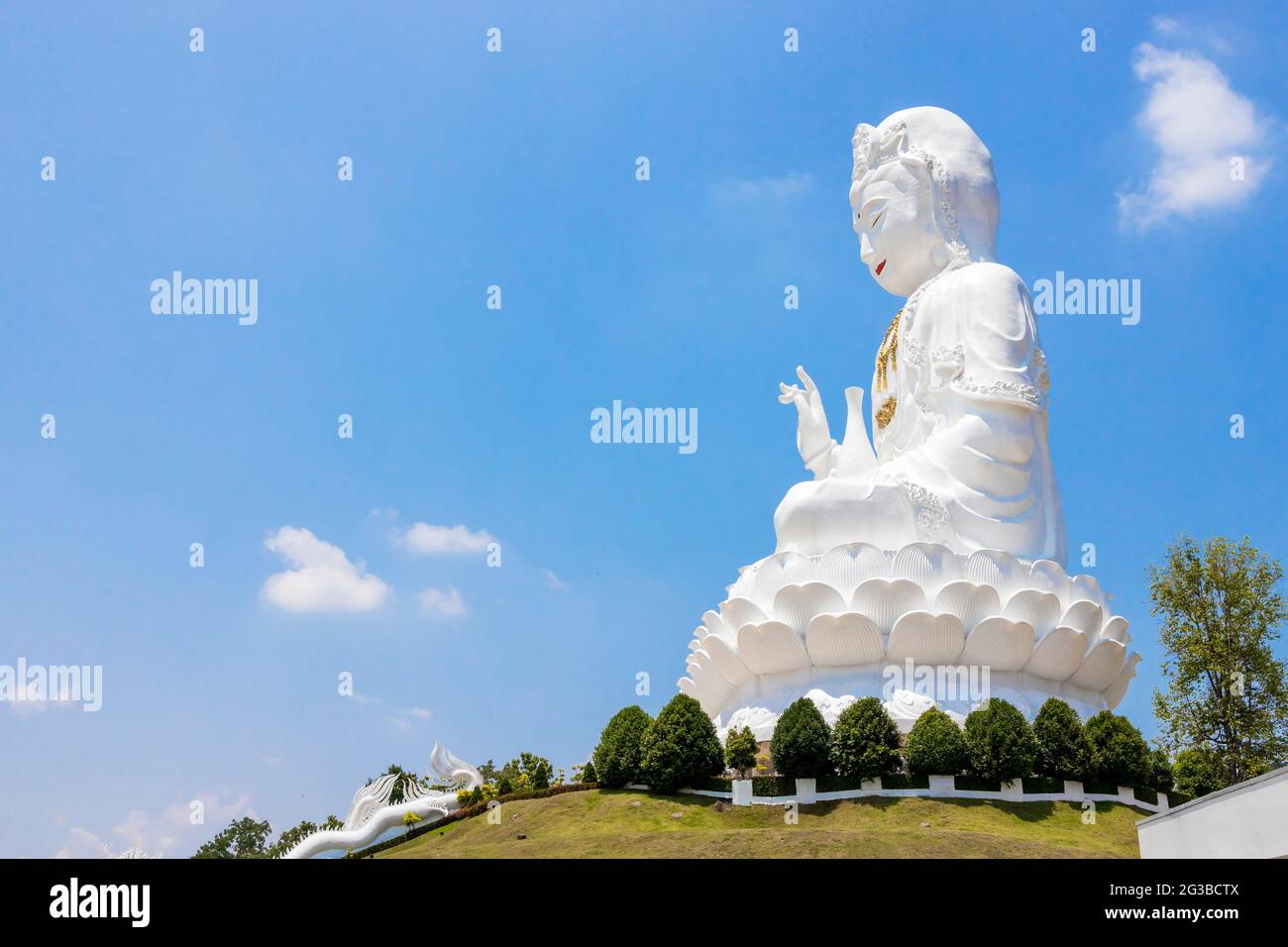 Kuan Yin bouddha sur le ciel avec une mise au point douce et sur la lumière en arrière-plan Banque D'Images
