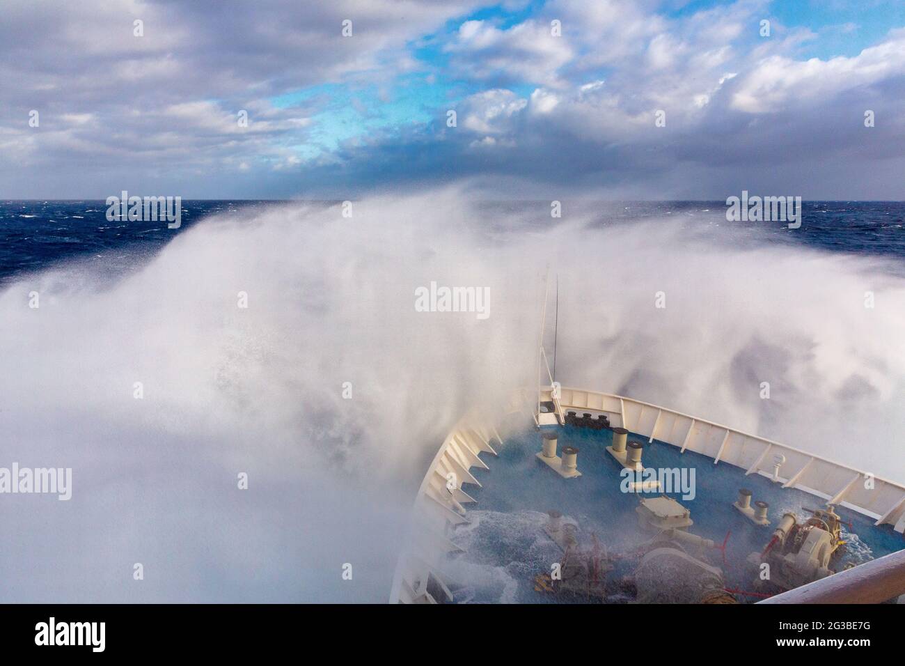 les vagues entourent complètement l'arc du bateau de croisière en antarctique qui traverse le passage drake Banque D'Images
