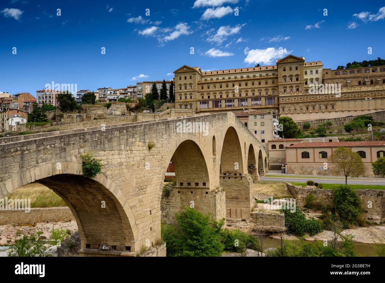 Pont Vell (ancien pont) et Grotte de Saint Ignace à Manresa (Bages, Barcelone, Catalogne, Espagne) ESP : Puente viejo y Cueva de San Ignacio de Manresa Banque D'Images