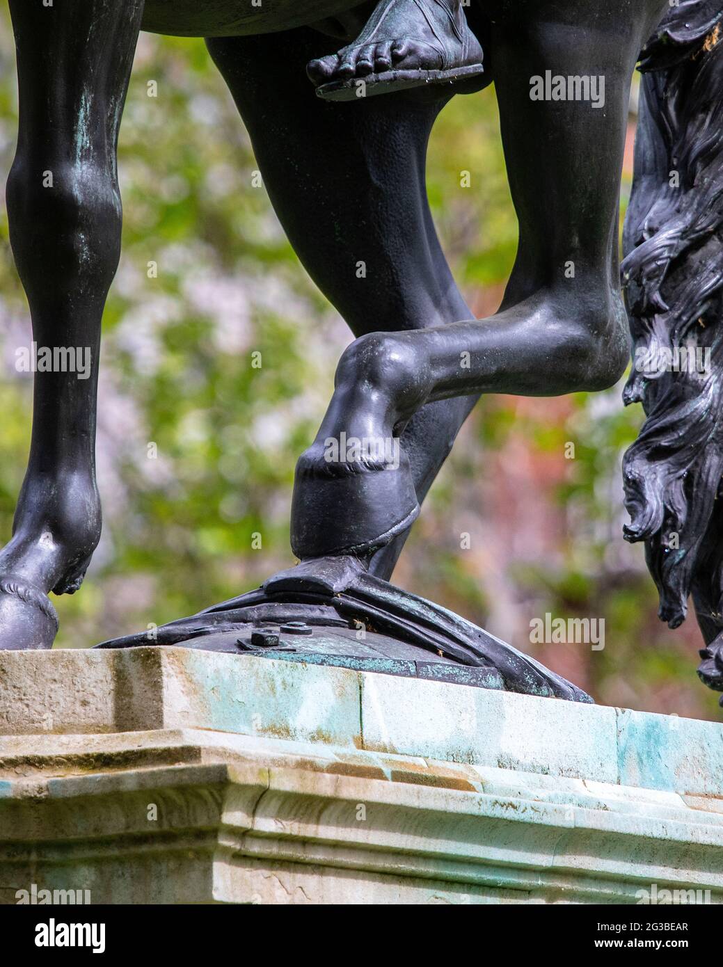 Un monticule sous les pattes arrière du cheval du roi William III – dit symboliser la colline de taupe sur laquelle son cheval est tombé, entraînant la mort de Guillaume III Banque D'Images