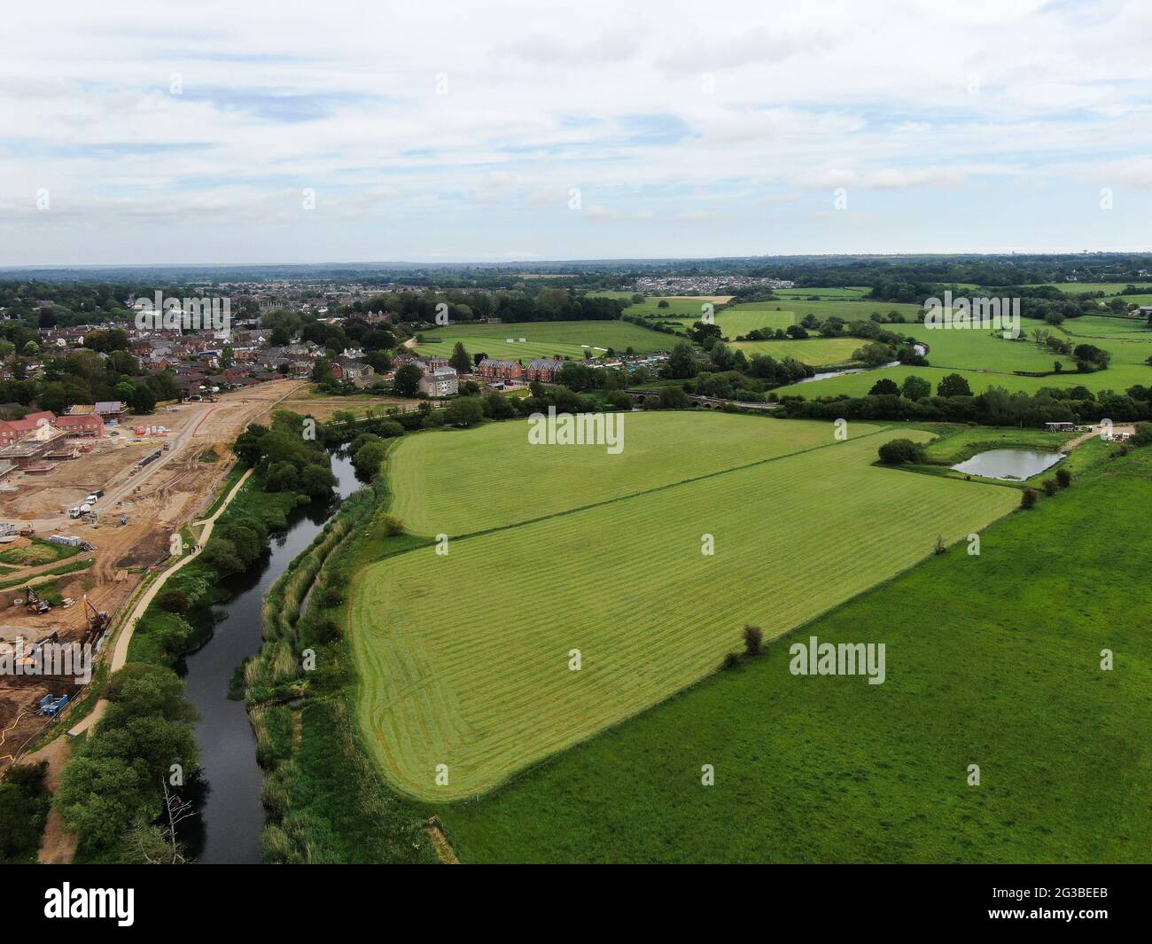 Une vue aérienne de la nouvelle construction de logements à la lisière de la campagne et près de la ville de Wimborne à Dorset Banque D'Images