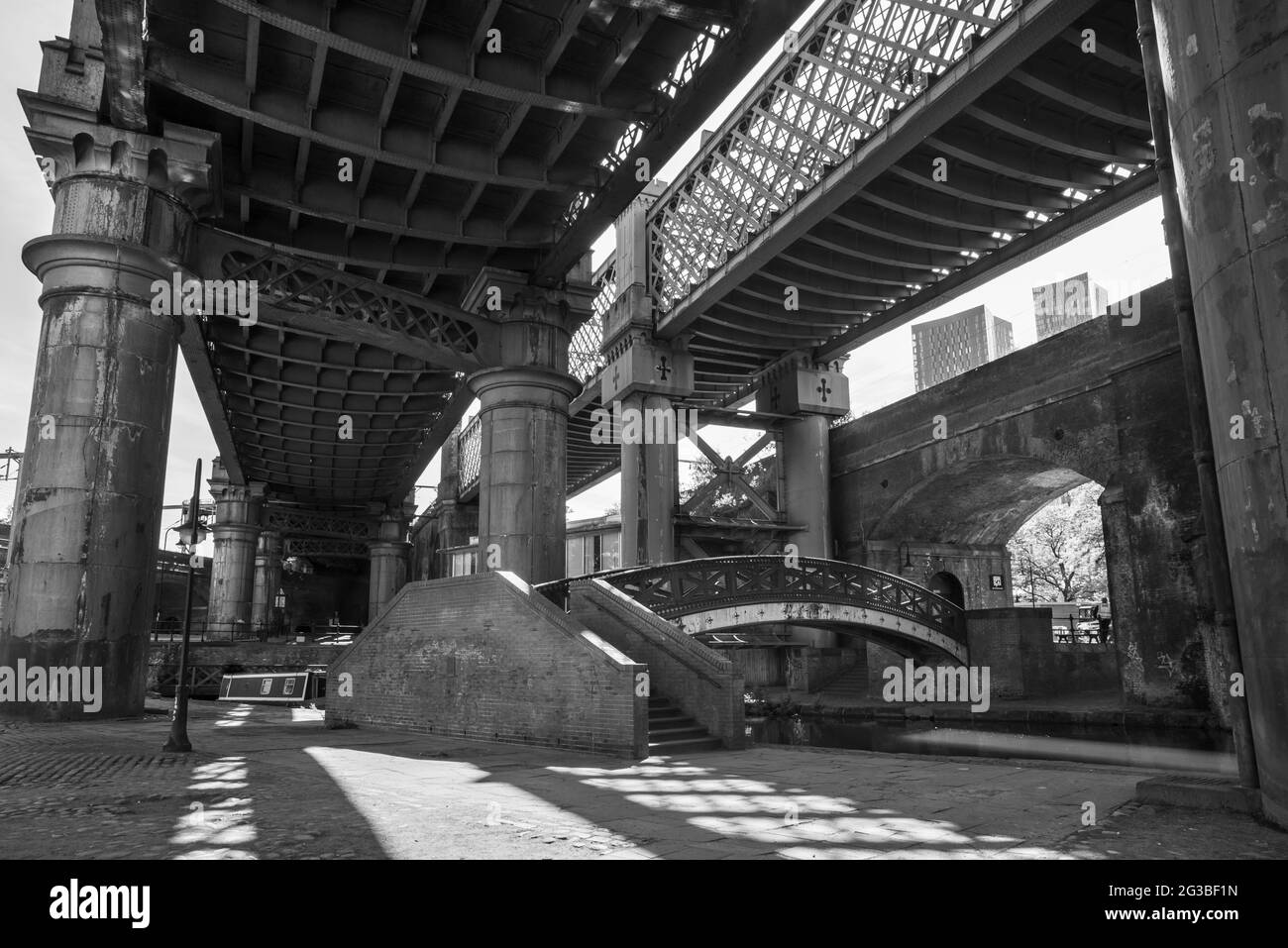 Vieux ponts ferroviaires à Castlefield, un parc du patrimoine urbain au milieu de la ville de Manchester, dans le nord de l'Angleterre. Banque D'Images