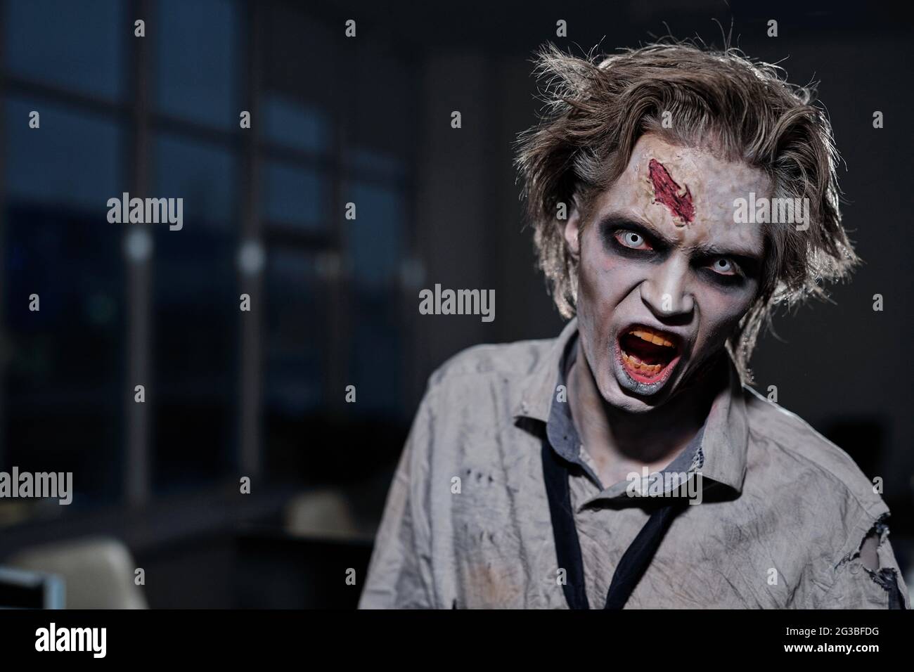 Horrible homme d'affaires zombie vous regardant avec sa bouche ouverte Banque D'Images
