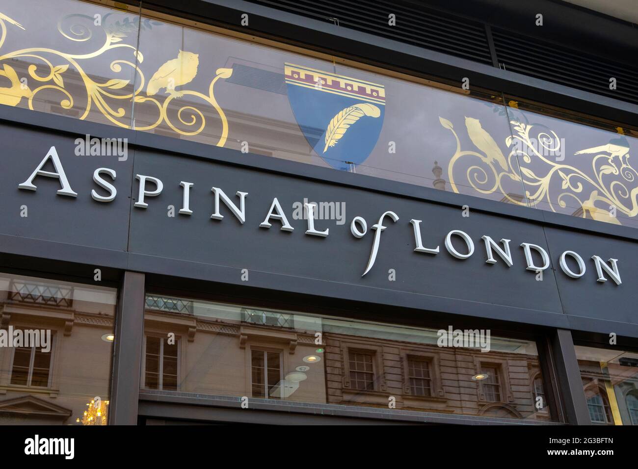 Londres, Royaume-Uni - 13 mai 2021 : le logo au-dessus de l'entrée d'un magasin Aspinal de Londres dans le centre de Londres, Royaume-Uni. Banque D'Images