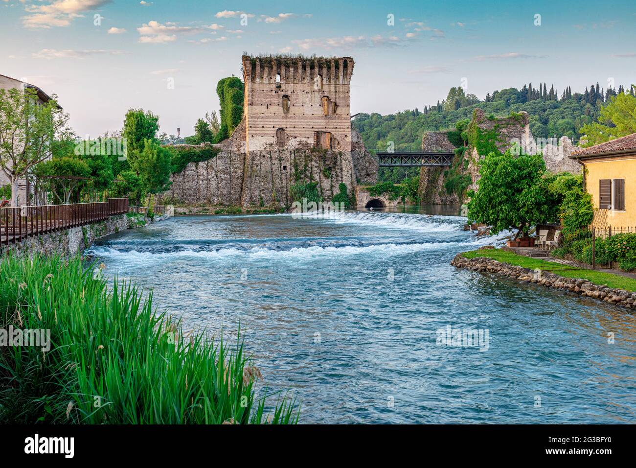 Image de Borghetto sul Mincio avec vue sur la rivière. Italie. Banque D'Images