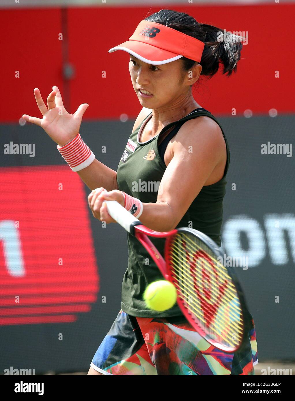 Berlin, Allemagne. 15 juin 2021. Tennis, WTA Tour, singles, 1er tour,  Curber (Allemagne) - Doi (Japon), Steffi-Graf-Stadion: Misaki Doi joue un  avant-main. Credit: Wolfgang Kumm/dpa/Alay Live News Photo Stock - Alamy