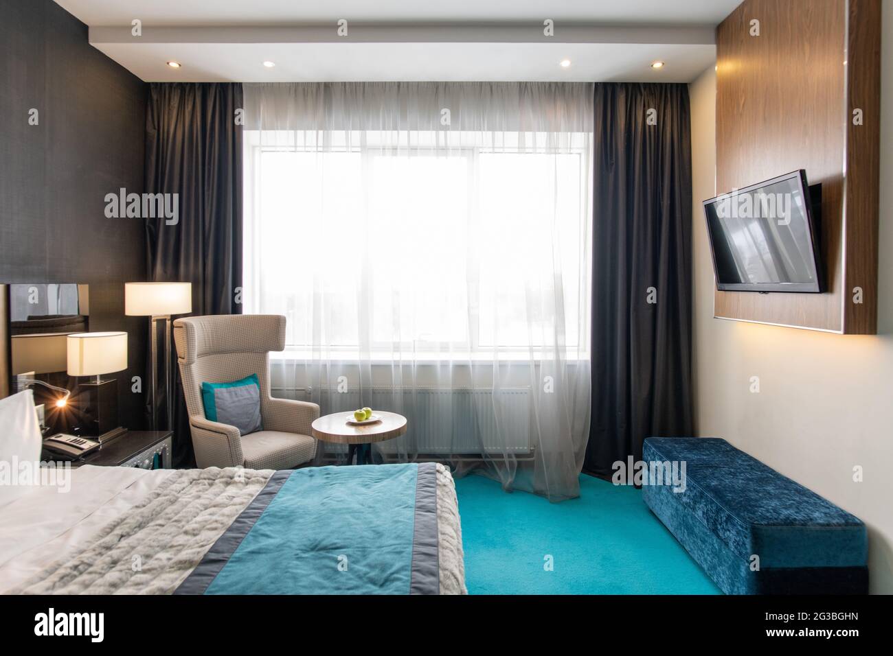 Grande chambre confortable à l'intérieur d'un hôtel de luxe moderne Photo  Stock - Alamy