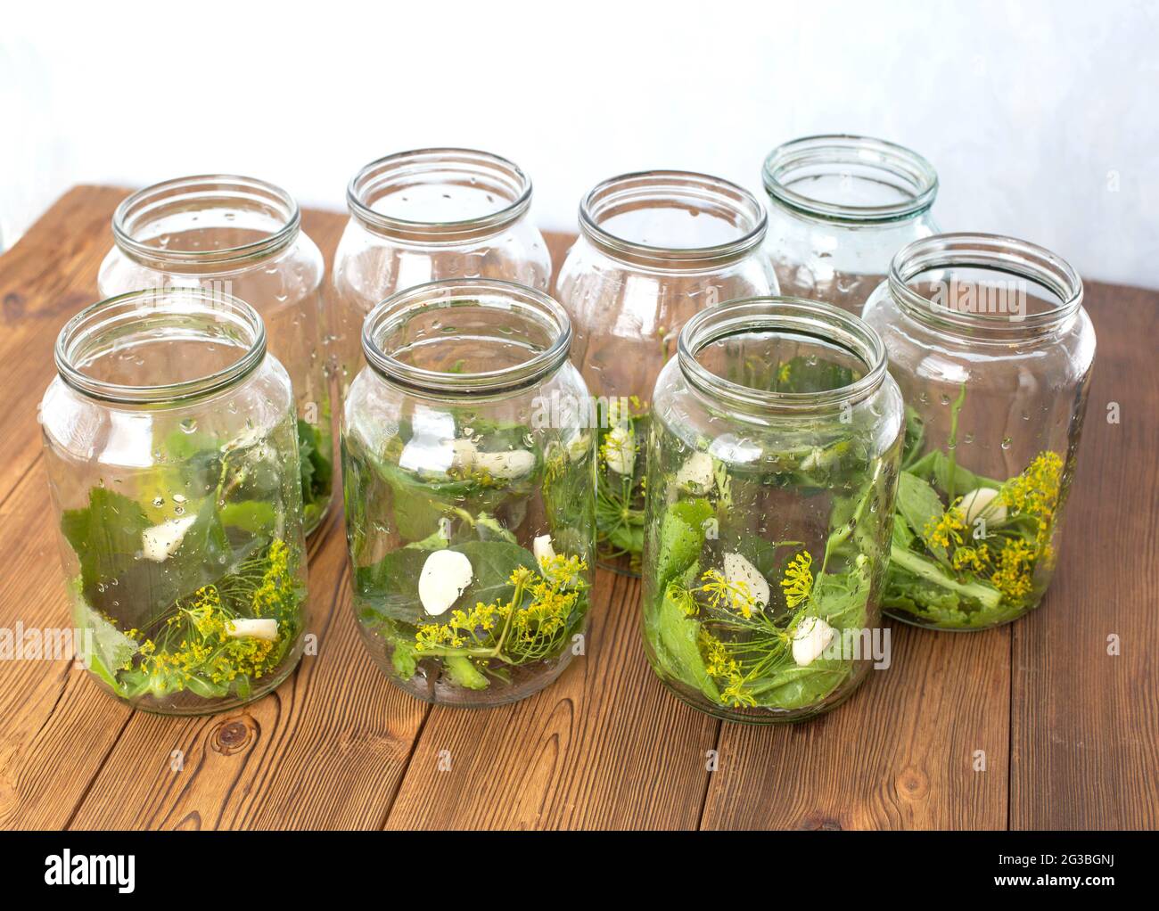 Bocaux aux épices, à l'ail et au cornichon pour préserver les