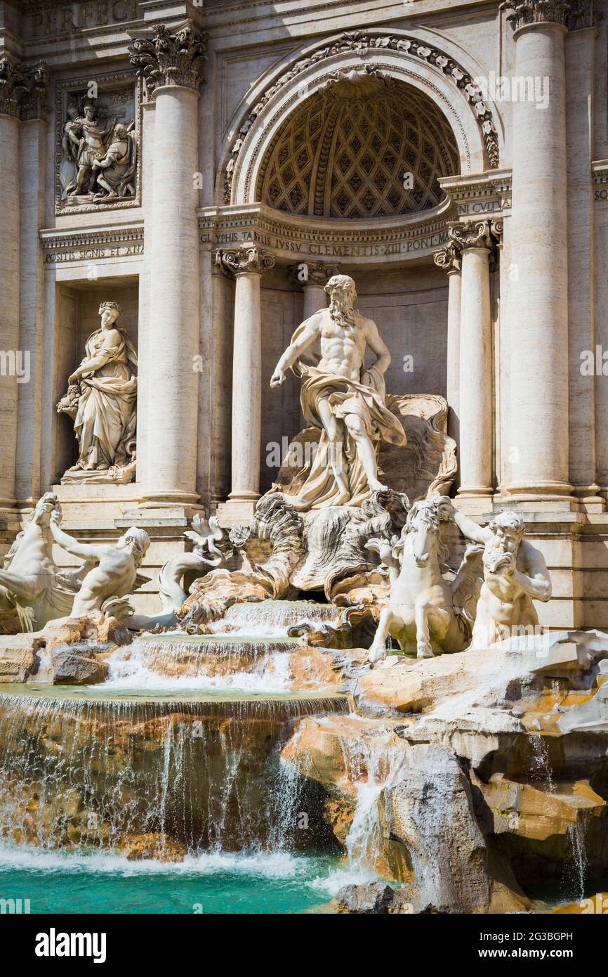 Rome, Italie. La fontaine de Trevi baroque du XVIIIe siècle, conçue par Nicola Salvi. La figure centrale représente l'océan et a été sculptée par Pietro BR Banque D'Images