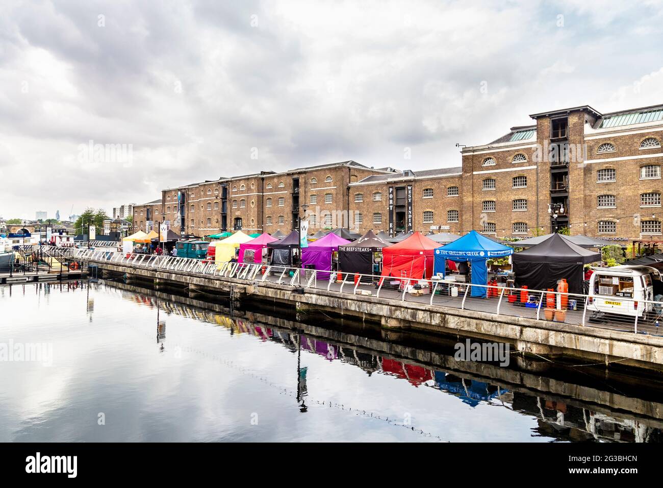 Street food stands le long de North Dock à L'OUEST DE TROTTOIR West India Quay, Londres, Royaume-Uni Banque D'Images