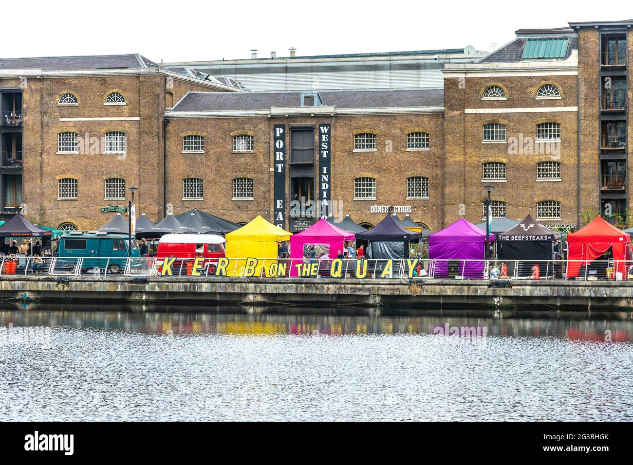 Street food stands le long de North Dock à L'OUEST DE TROTTOIR West India Quay, Londres, Royaume-Uni Banque D'Images