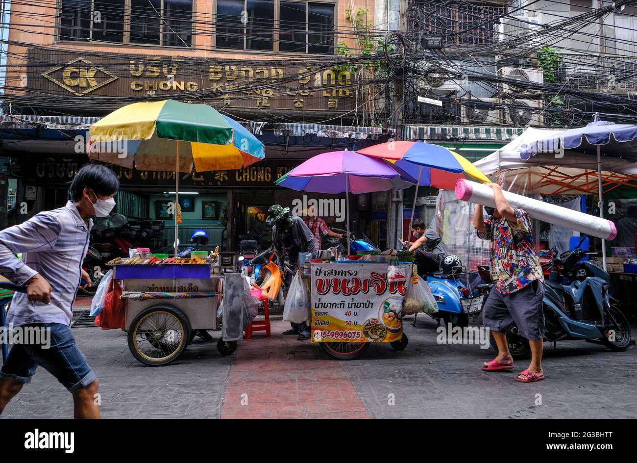 Les travailleurs et les vendeurs de rue font leurs affaires quotidiennes à Chinatown, Bangkok, Thaïlande Banque D'Images