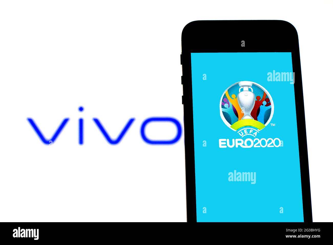 Sur cette photo, un logo UEFA Euro 2020 est affiché sur un smartphone avec un logo Vivo communication Technology en arrière-plan. Banque D'Images