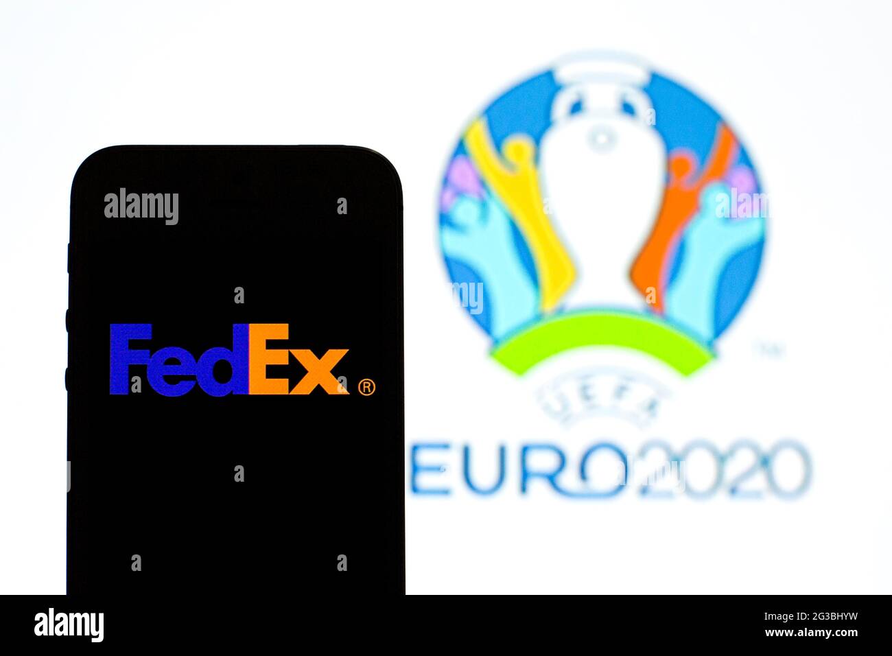 Sur cette photo, un logo FedEx apparaît sur un smartphone avec un logo UEFA Euro 2020 en arrière-plan. Banque D'Images
