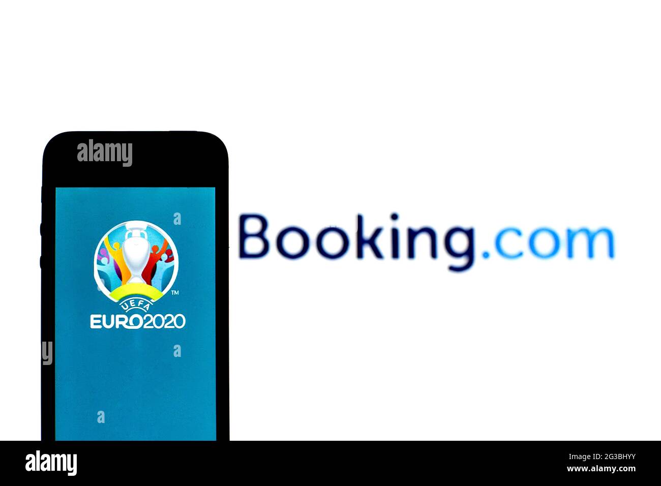 Sur cette photo, un logo UEFA Euro 2020 apparaît sur un smartphone avec un logo Booking.com en arrière-plan. Banque D'Images
