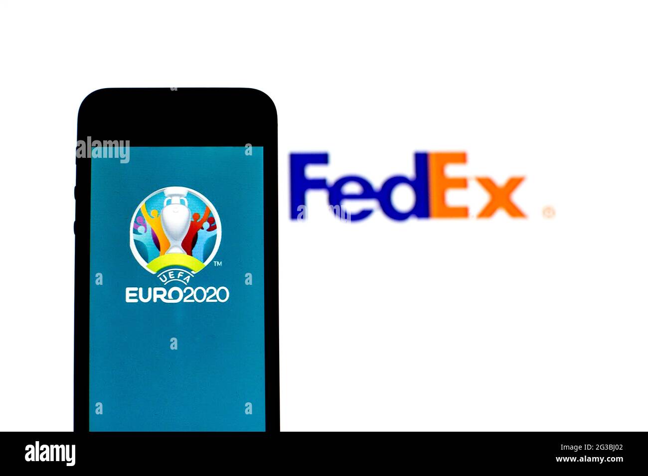 Sur cette photo, un logo UEFA Euro 2020 est affiché sur un smartphone avec un logo FedEx en arrière-plan. Banque D'Images