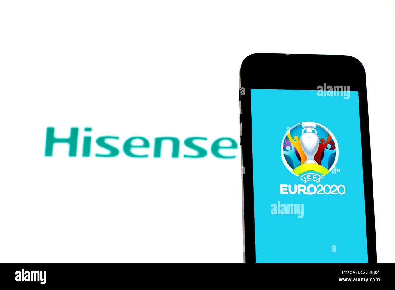 Sur cette photo, un logo UEFA Euro 2020 est affiché sur un smartphone avec un logo Hisense Electric en arrière-plan. Banque D'Images