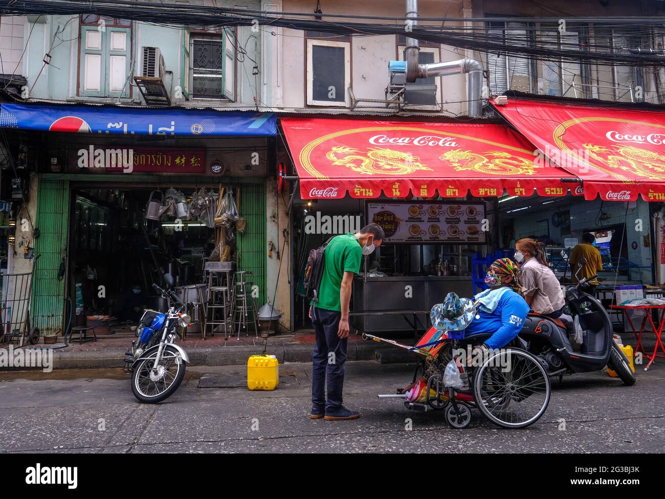 Un homme achète des billets de loterie à un vendeur de billets de loterie handicapé à Chinatown, Bangkok, Thaïlande. Banque D'Images