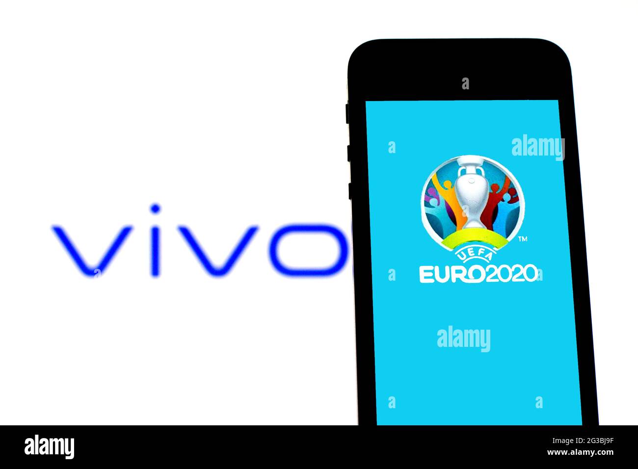 Espagne. 15 juin 2021. Sur cette photo, un logo UEFA Euro 2020 est affiché sur un smartphone avec un logo Vivo communication Technology en arrière-plan. (Photo de Thiago Prudencio/SOPA Images/Sipa USA) crédit: SIPA USA/Alay Live News Banque D'Images