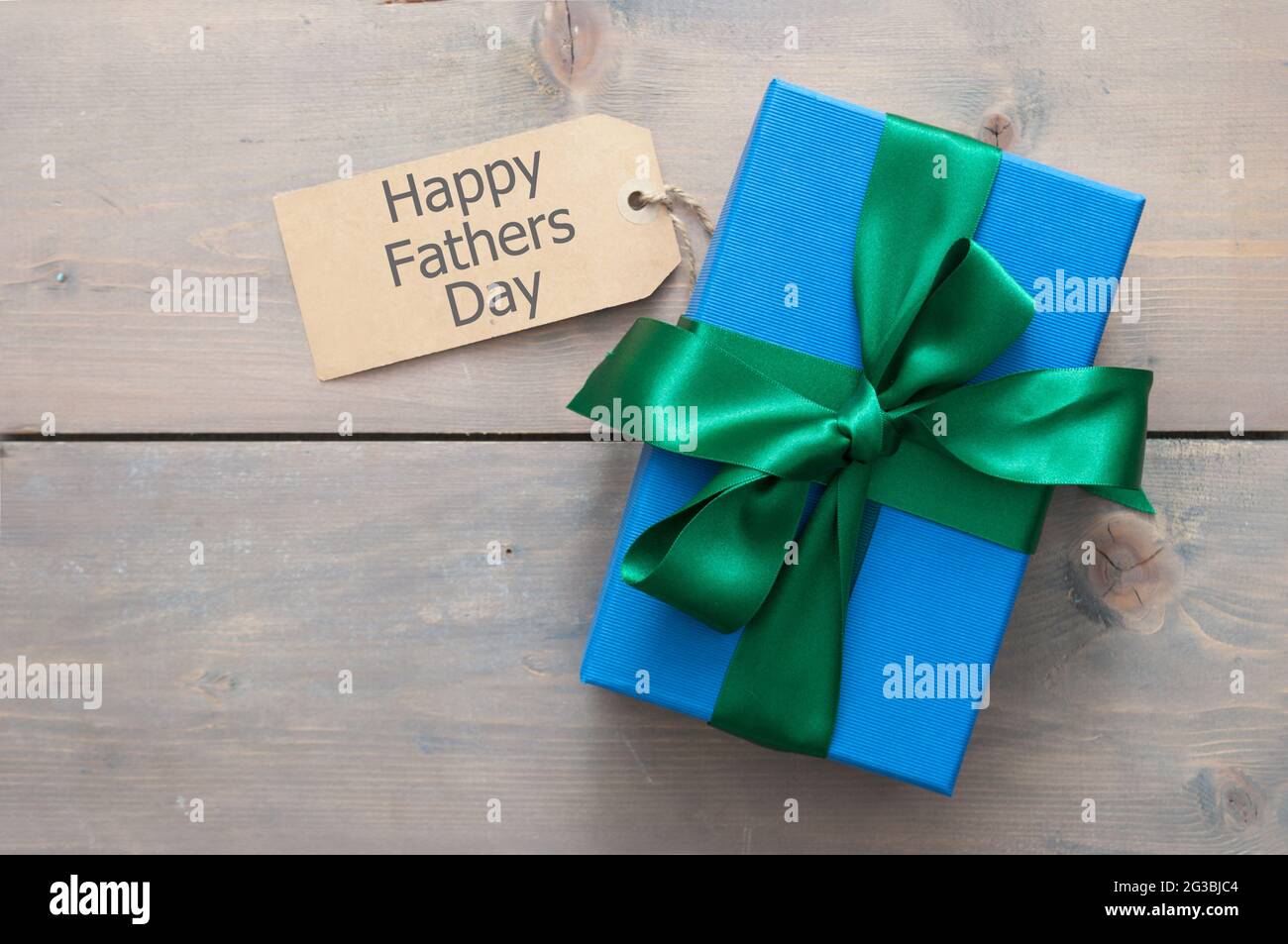 Boîte cadeau fête des pères enveloppée de ruban de soie avec salutation Banque D'Images