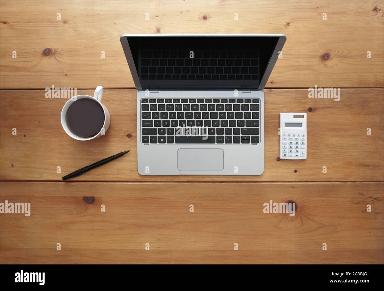 Vue de dessus d'un ordinateur portable et d'une tasse de café sur un bureau en bois Banque D'Images