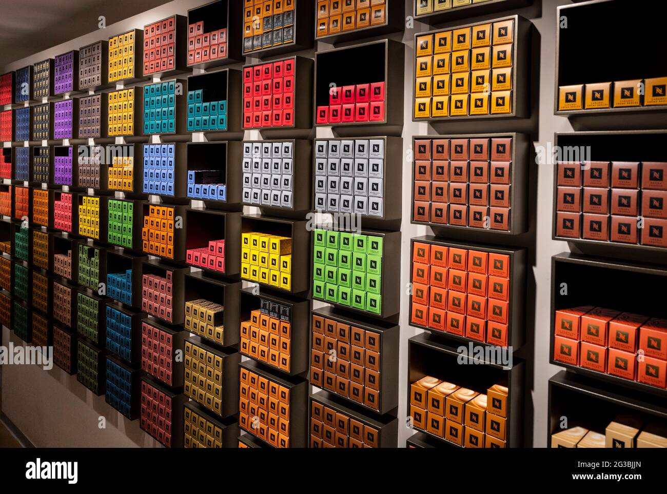 Nespresso, haut de gamme suisse et leader mondial de la marque de capsules  de café, magasin vu à Hong Kong Photo Stock - Alamy