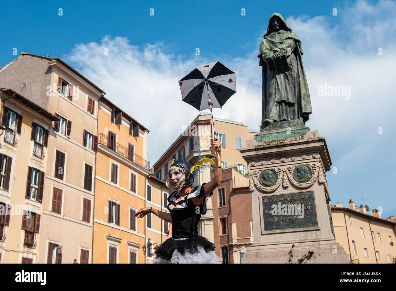 Rome, Italie 14/06/2021: Des artistes manifestent sur la Piazza Campo de Fiori pour demander une révision des règlements municipaux afin d'encourager l'art de la rue © Andrea Sabbadini Banque D'Images