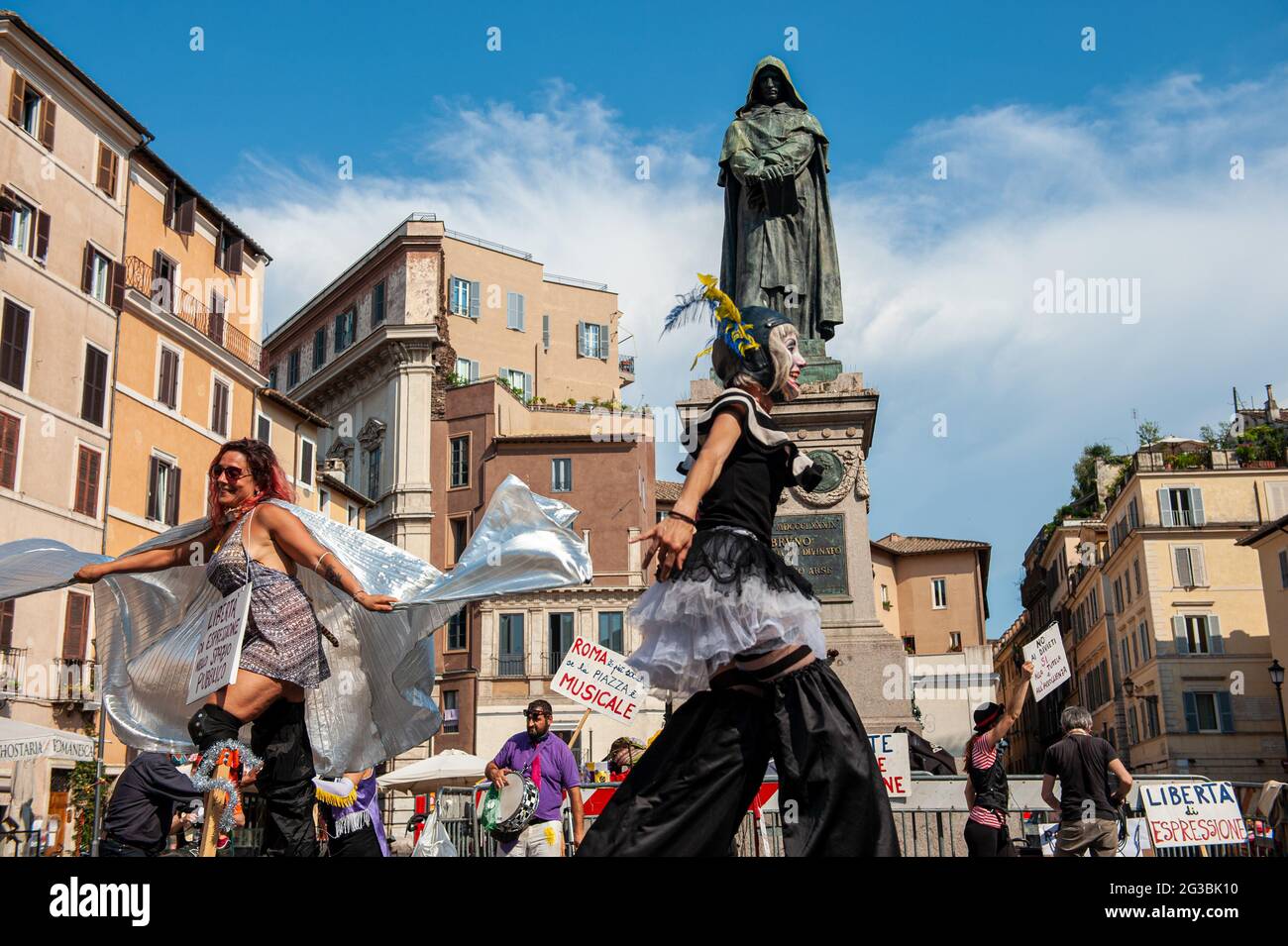 Rome, Italie 14/06/2021: Des artistes manifestent sur la Piazza Campo de Fiori pour demander une révision des règlements municipaux afin d'encourager l'art de la rue © Andrea Sabbadini Banque D'Images