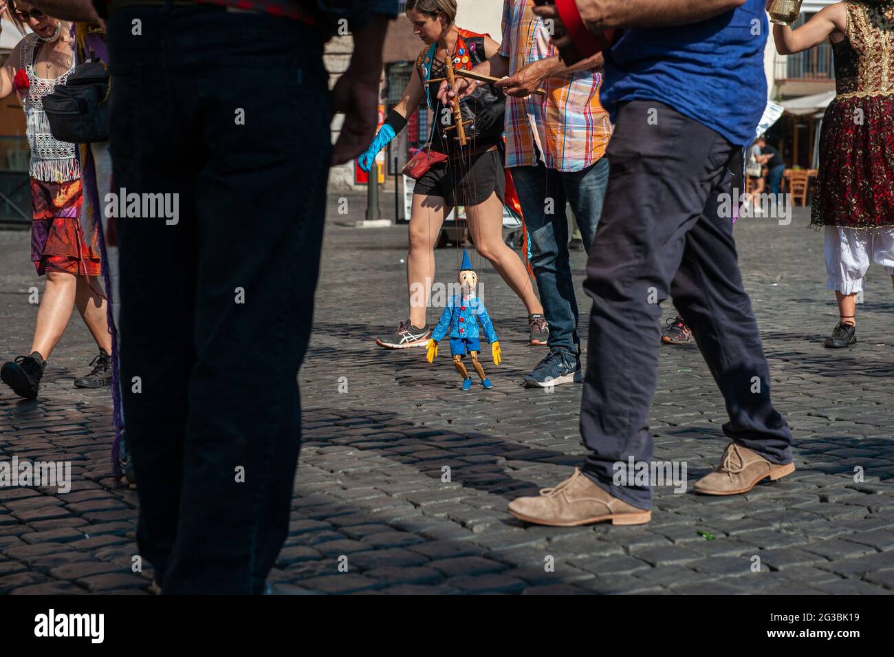 Rome, Italie 14/06/2021: Des artistes manifestent sur la Piazza Campo de Fiori pour demander une révision des règlements municipaux afin d'encourager l'art de la rue © Andrea Sabbadini Banque D'Images