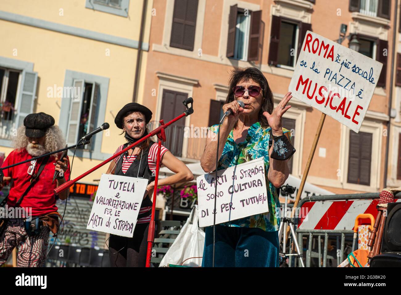 Rome, Italie 14/06/2021: Des artistes manifestent sur la Piazza Campo de Fiori pour demander une révision des règlements municipaux afin d'encourager l'art de la rue © Andrea Sabbadini Banque D'Images