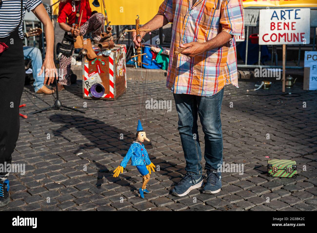 Rome, Italie 14/06/2021: Des artistes manifestent sur la Piazza Campo de Fiori pour demander une révision des règlements municipaux afin d'encourager l'art de la rue © Andrea Sabbadini Banque D'Images