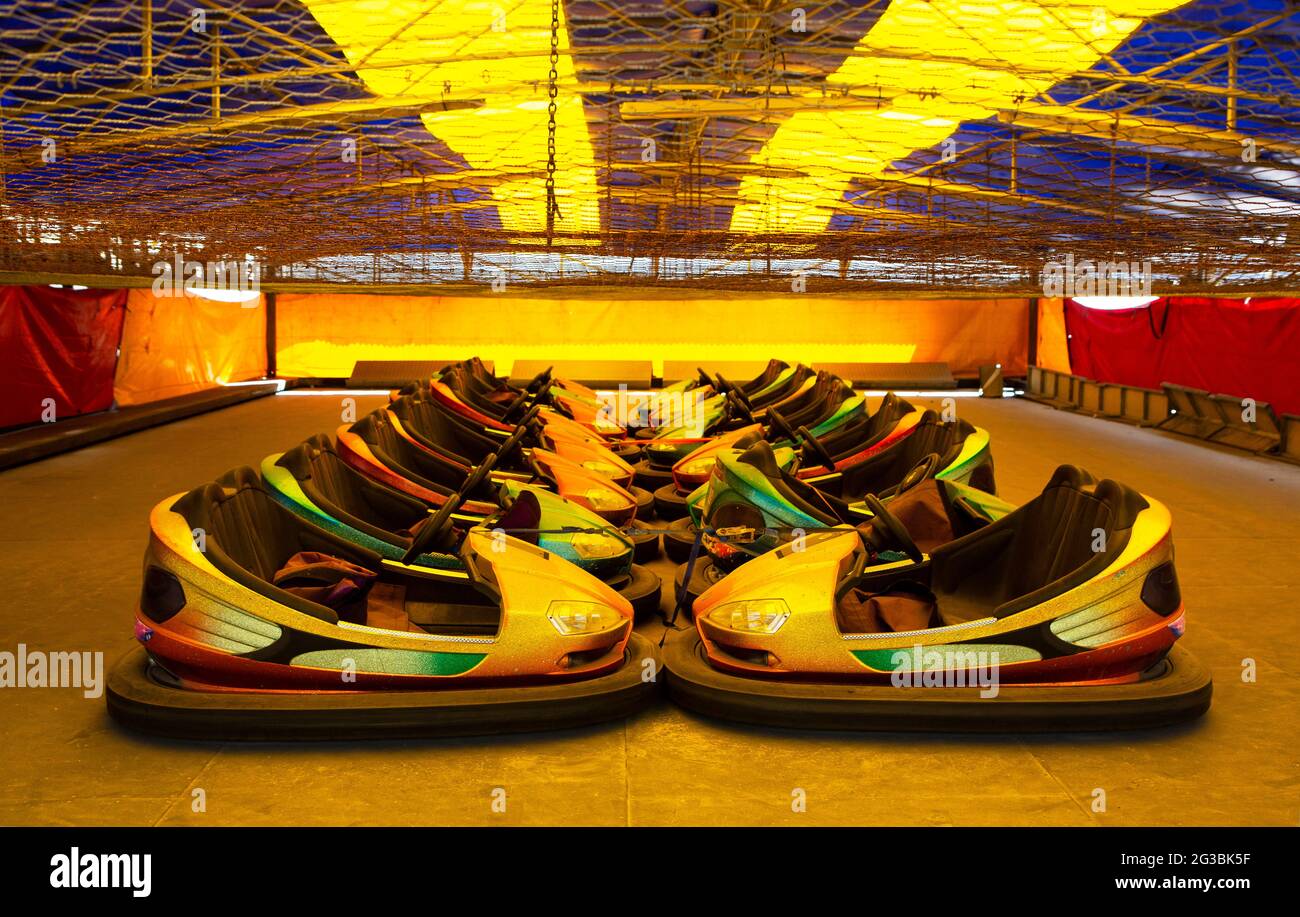 Des autos tamponneuses enfermées sont des trésors à la foire d'amusement fermée et déserte sur le front de mer de Bridlington, dans le North Yorkshire. Le parc d'attractions de Bridlington reste fermé Banque D'Images