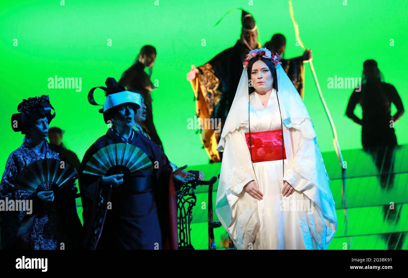 Natalya Romaniw (CIO-CIO-San / Madame Butterfly) dans MADAME BUTTERFLY par Puccini à l'Opéra national anglais (ENO), London Coliseum, Londres WC2 26/02/2020 musique: Giacomo Puccini libretto: Luigi Ilica et Giuseppe Giacoma chef: Martyn Brabbins Puppetry: Blind Summit Puppetry Set: Michael Levine Theatre: Éclairage: Peter Mumford Directeur associé et chorégraphe original: Carolyn Choa Directeur original: Anthony Minghella Directeur du renouveau: Glenn Sheppard Banque D'Images